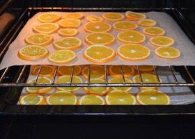 Dekorasi jeruk DIY, banyak ide Cara mengeringkan buah untuk dekorasi
